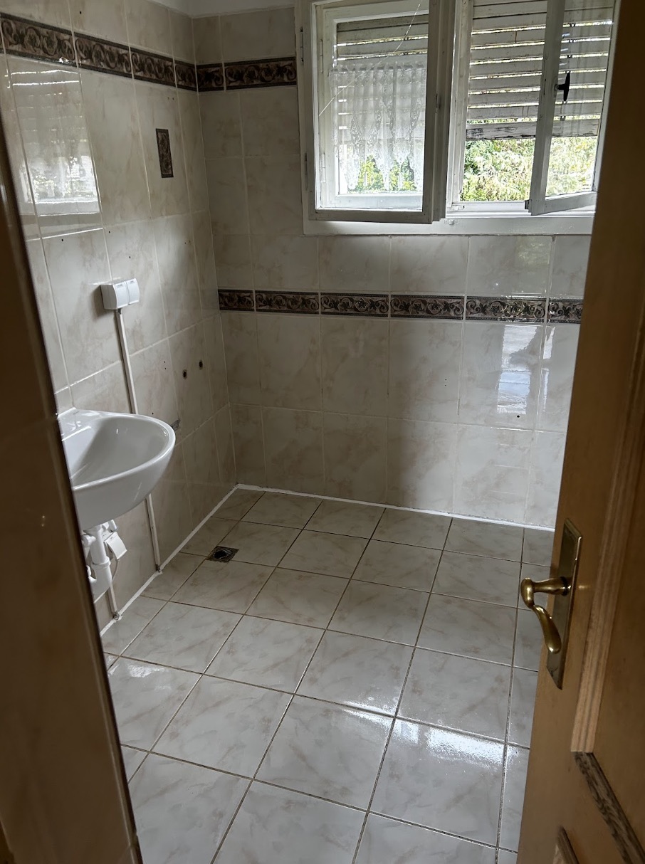 Gereinigtes Badezimmer aus einem realen Objekt